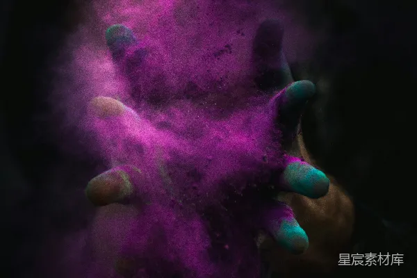 高清摄影 延时摄影中的人撒播紫色粉末的场景