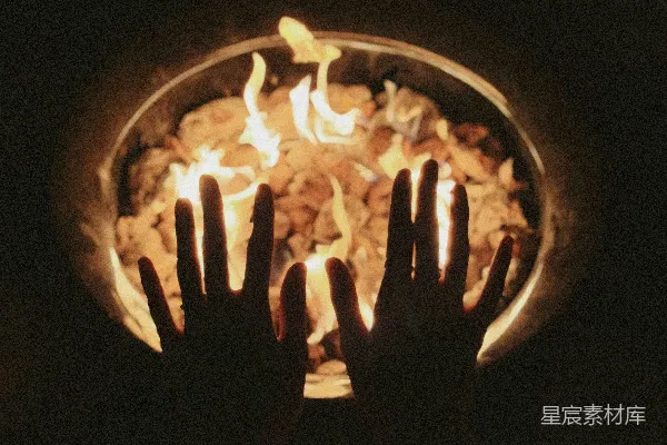 高清摄影 双手温暖着燃烧的壁炉