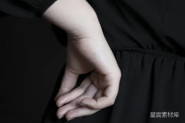 高清摄影 一只手放在黑色连衣裙上