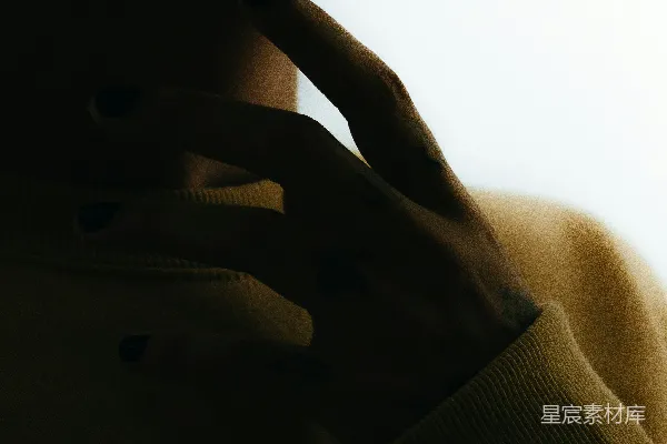 高清摄影 一个女人用手捂着脸