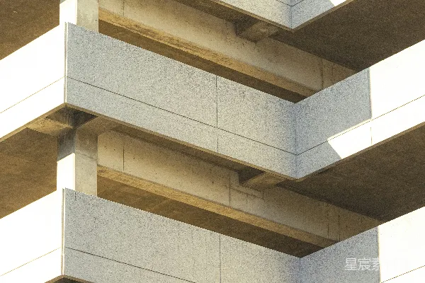 现代混凝土斜线车库结构