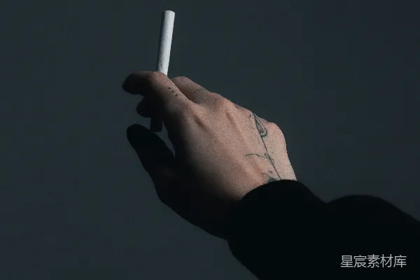 高清摄影 手持香烟的人