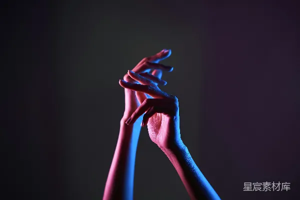 高清摄影 红发女子背景为黑。