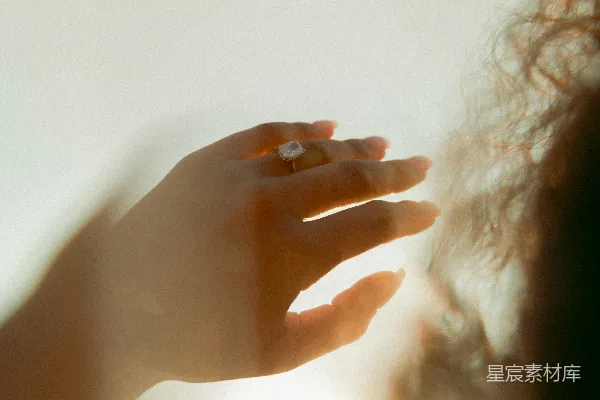 高清摄影 人用手抓着头发靠近白色墙壁