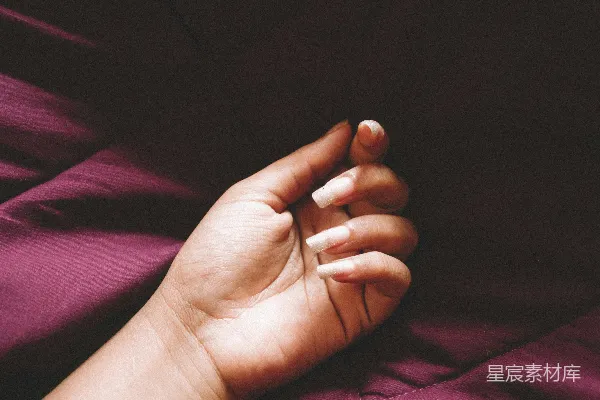 高清摄影 手中握着黑色布料的人们