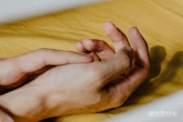 高清摄影 人的手触碰黄色纺织品