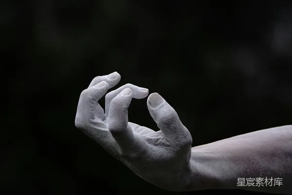高清摄影 一个手上有白色油漆的人的手