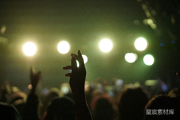 高清摄影 人群举起双手高高在上