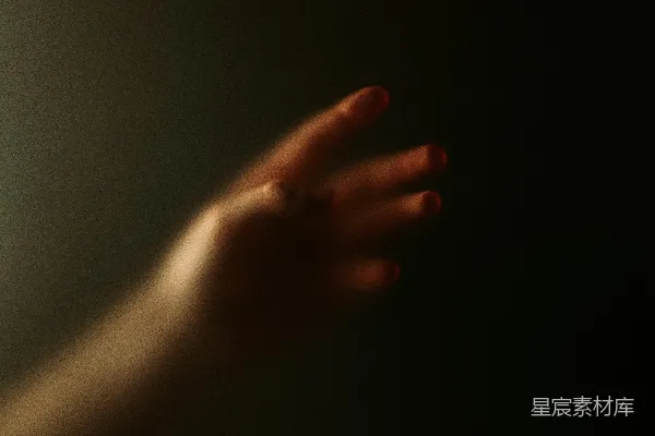 高清摄影 一个女人的手，手上戴着戒指。