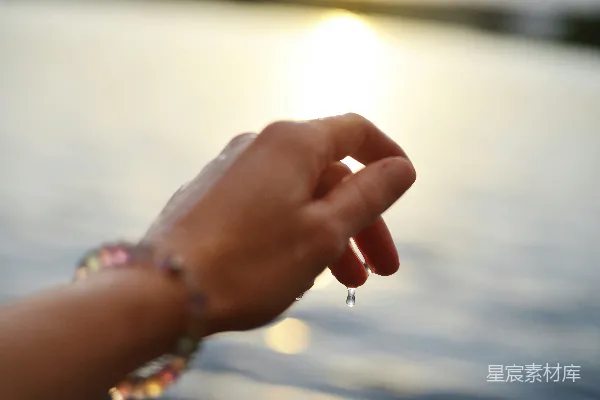 高清摄影 夕阳下，一双手滴水入湖。