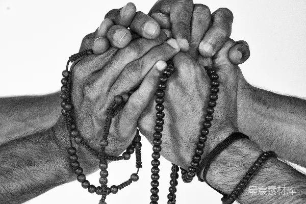 高清摄影 黑白照片中的人手持祈祷 beads