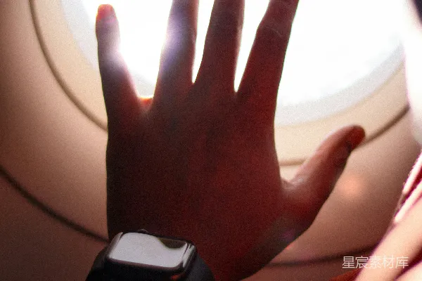 高清摄影 人的手放在飞机窗户旁边的胳膊上
