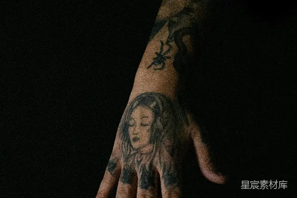 高清摄影 带有纹身的人的手臂