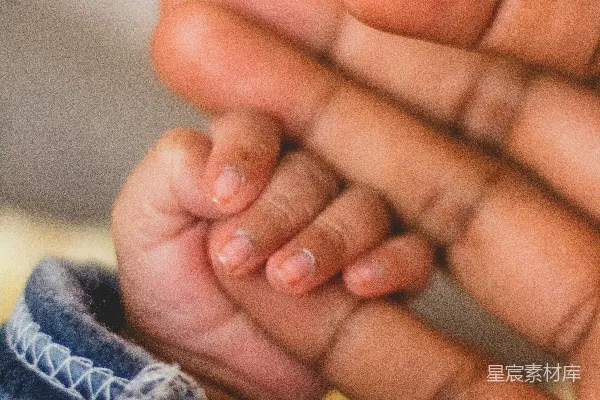 高清摄影 孩子的手握着大人的食指