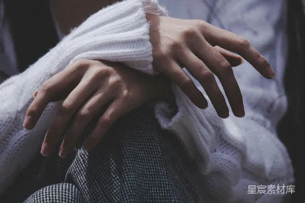 高清摄影 一个女人双手撑在膝盖上