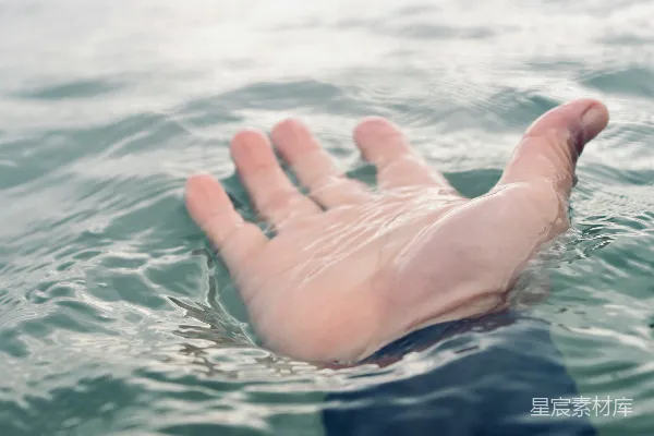 高清摄影 一个人的手浸在水中
