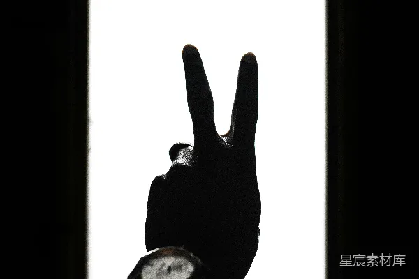 高清摄影 身穿黑色皮革表带的手表佩戴者