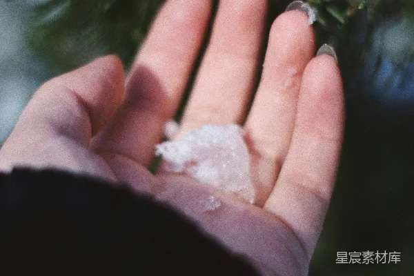 高清摄影 手持白色石块碎片的人