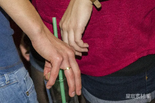 高清摄影 两个人手里握着一个绿色的物体