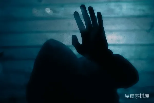 高清摄影 向上伸出手臂的手的轮廓
