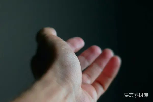 高清摄影 一个人把手伸向空中
