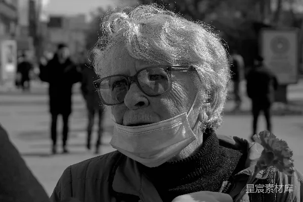 高清摄影 黑色外套和黑色框架眼镜的女人的灰度照片
