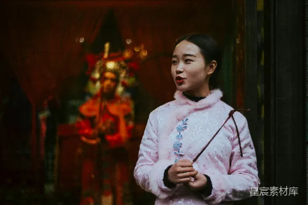 高清摄影 粉色 sweatshirt 穿着的女人手持一根棍子的浅景深摄影