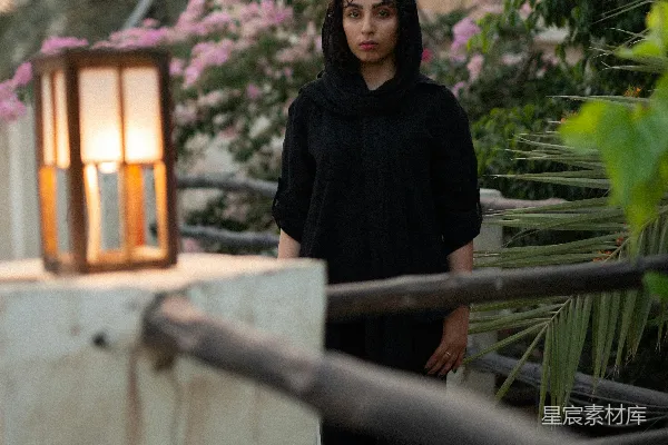 高清摄影 一个女人站在一栋建筑面前