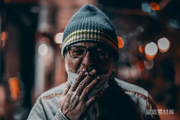 高清摄影 穿着灰色夹克的男人戴着针织帽