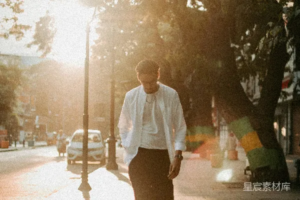 高清摄影 一个男人在树旁边的小路上行走