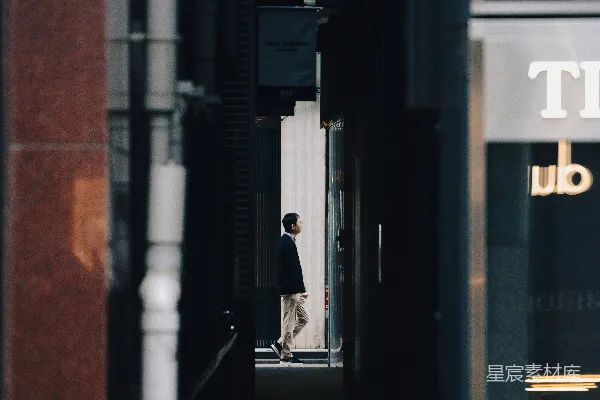 高清摄影 一个男人在一条昏暗的小巷里行走