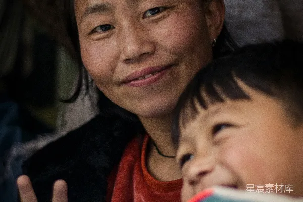 高清摄影 一个大人抱着一个婴儿