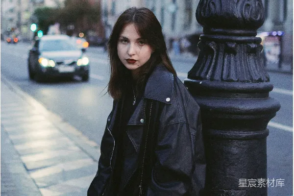 高清摄影 一位妇女倚靠在城市街边的柱子上