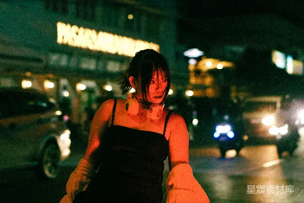 高清摄影 夜晚一名女子在街上行走