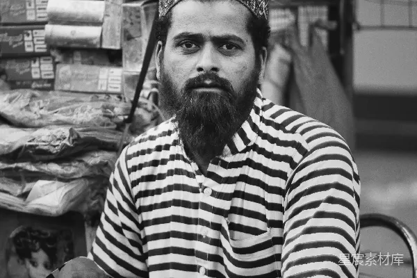 高清摄影 坐在黑色椅子上的男人
