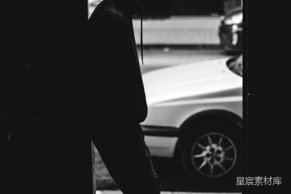 高清摄影 黑色西装的男人站在人行道上