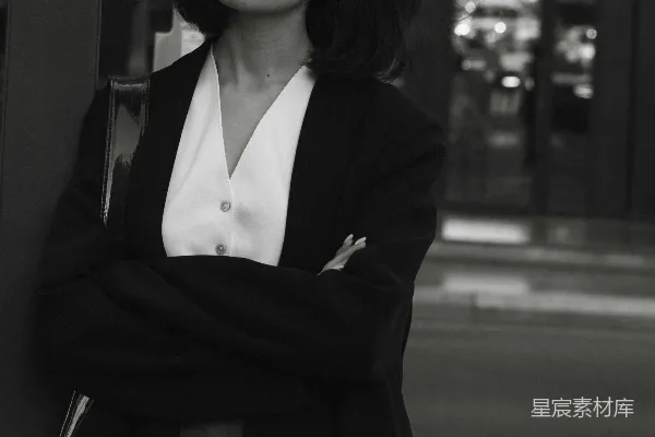 高清摄影 戴着墨镜的女人倚靠在一根柱子上