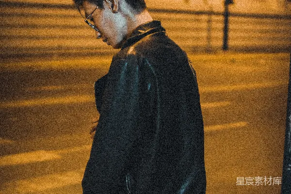 高清摄影 黑色外套的男人站在人行道上