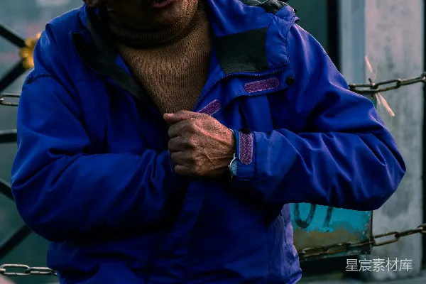 高清摄影 一个男人坐在长凳上，拿着鱼竿