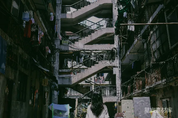 高清摄影 妇女在看一栋建筑