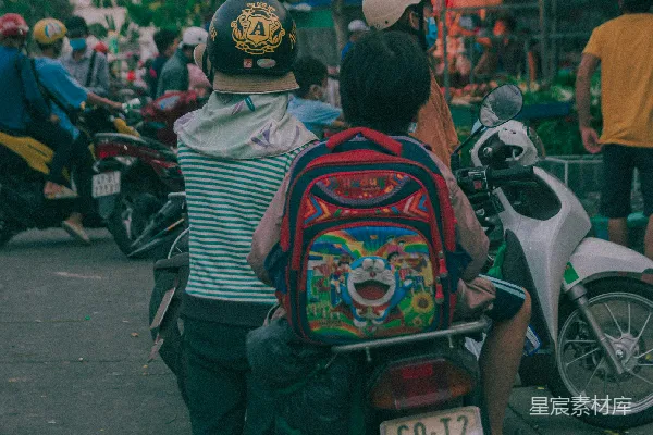 高清摄影 一群人在一辆摩托车周围站成一圈。