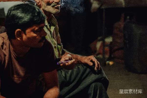 高清摄影 几个男人坐在一起来了