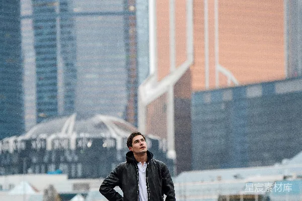 高清摄影 一个男子站在篱笆前，双手叉腰。