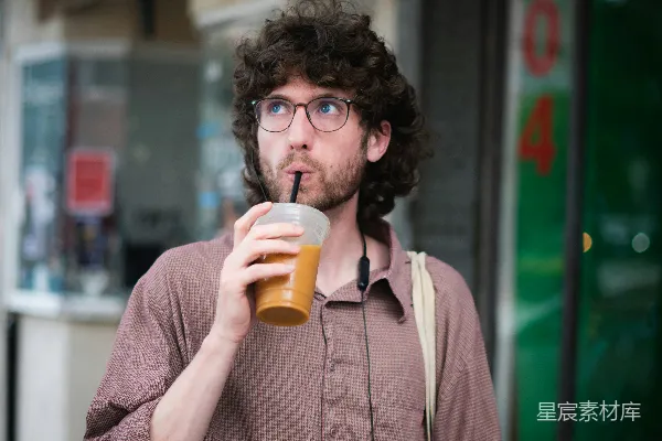 高清摄影 一个男人在喝啤酒。