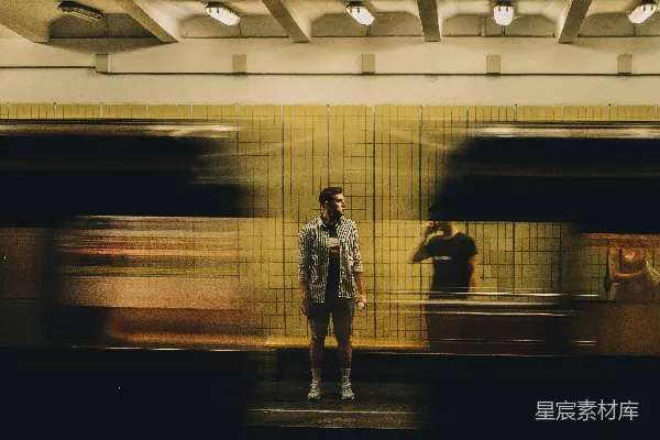 高清摄影 白色夹克的男人站在火车前面