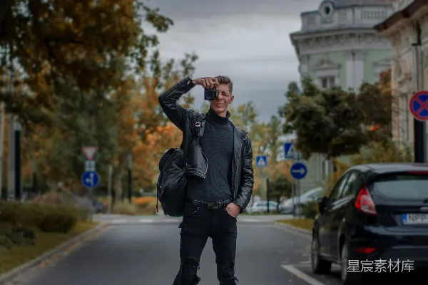 高清摄影 一个男人站在街道的中间