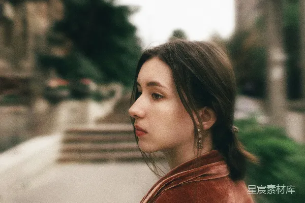 高清摄影 一个穿着皮夹克的女人望向远方