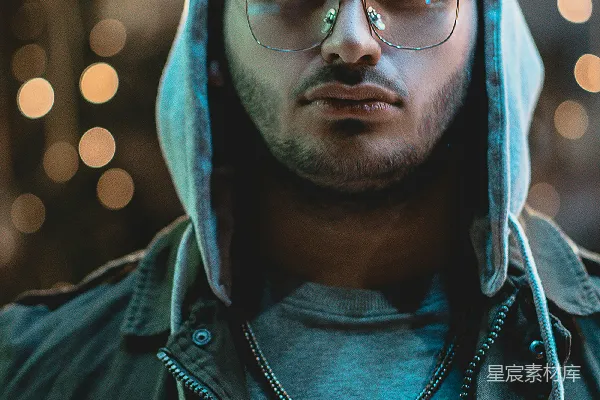 高清摄影 穿着蓝色夹克的男人戴着黑色框架的眼镜