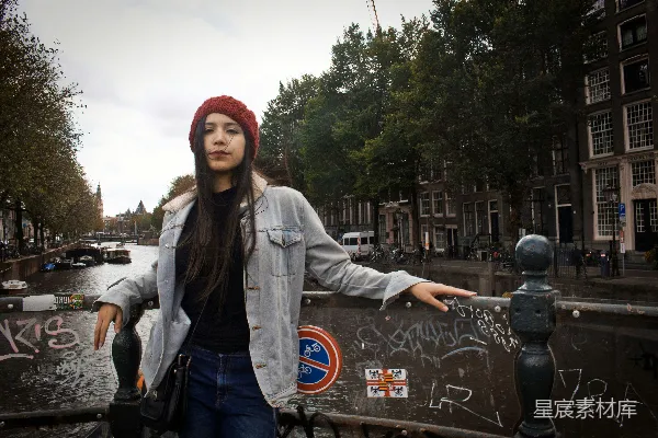 高清摄影 女人站在灰色栅栏旁边