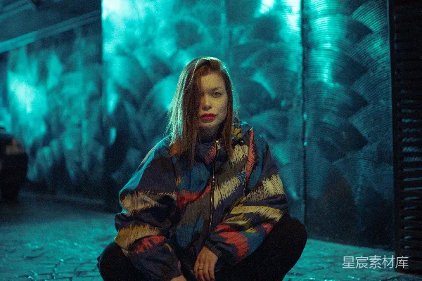 高清摄影 跪在地上的女人面前站着一个人。